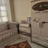 تخت وکمد بچه‌ در حد نو تخت مناسب نوجوان هم هست
