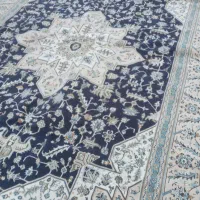 فرش نه متری، با یک لکه سوختگی