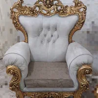 مبل سلطنتی با میز ودو عسلی در حد نو