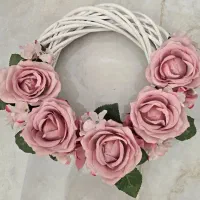 حلقه گل پشت دری و گلدان و مجسمه ماتروشکا