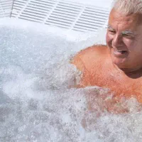 حمام دادن و تعویض کردن پوشاک بیمار در منزل
