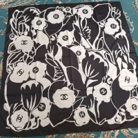 روسری سفید مشکی طرح شنل