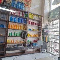 منشی خانم در فروشگاه یکبارمصرف