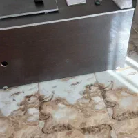 یک میز اداری ۳تا صندلی