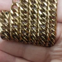 یک عدد گردن بند طلایی