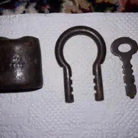 یک عدد قفل قدیمی سالم