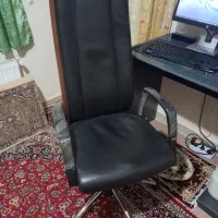 صندلی چرخدار چرمی