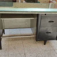 یک عدد میز تمام فلزی کارگاهی و اداری