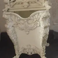 ساعت دیواری و جادستمال کاغذی