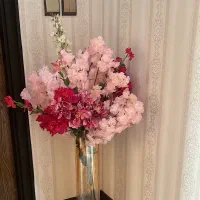 گل مصنوعی به همراه گلدان