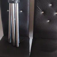 صندلی چرم و پایه فلزی میز گرد