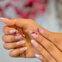 خدمات کاشت ناخون و اموزش ناخن و مژه