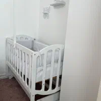 تخت کنار مادر