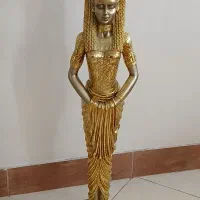 میز کنار سالنی با پایه مجسمه آنتیک