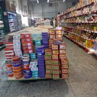 تعدادی وسط کار و فروشنده در مارکت