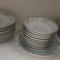 سرویس  اصل چین ۲۴ نفره سلطنتی وخاص|ظروف سرو و پذیرایی|اصفهان, بیدآباد|دیوار