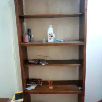 کتابخانه چوبی بزرگ  و ساعت دیواری