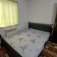 تخت دو نفره تمیز با تشک در حد نو