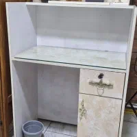میزکانتر و آینه و کنسول و صندلی آرایشگاهی