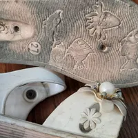 تعدادی صندل و کفش کودک|کفش و لباس بچه|ساری, |دیوار