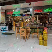 نیروی کار در فروشگاه سوغاتی