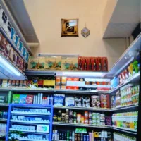 کارگر وارد سوپر مارکت
