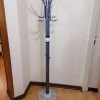 جا لباسی ایستاده