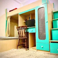 تخت دو طبقه جادار با میز کامپیوتر