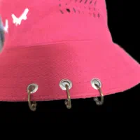 تعدادی لباس|لباس|اصفهان, دستگرده|دیوار