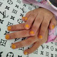 خدمات  کاشت ناخن