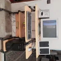 کامپیوتر با میز کامل