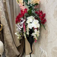 گل مصنوعی به همراه گلدان