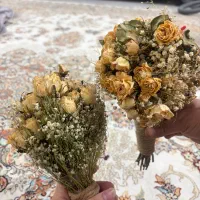 دو دسته گل خشک شده