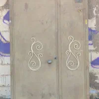 در حیاط دست دوارتفاع 240 عرض140