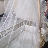 تخت کنار مادر