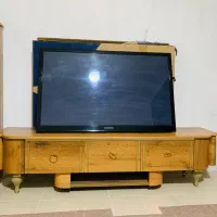 تلویزیون سامسونگ و میز تلویزیون نو‌ نو