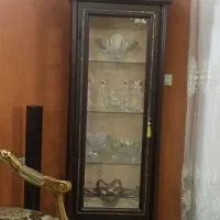 بوفه ایستاده کنار سالنی