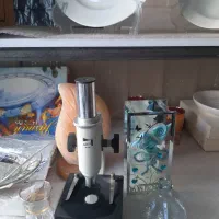 میکروسکوپ و اجناس قدیمی و آنتیک بلور و چینی