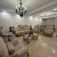 مبلمان سلطنتی و میز نهارخوذی و ایینه و کنسول