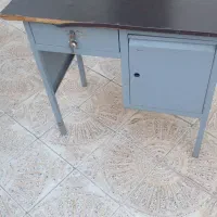 تخت خواب چوبی و میز کار