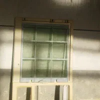 قاب کولر پنجره ای با مشتری کنار میام