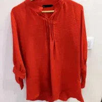 تعدادی شومیز در حد نو و یک پالتو و یک تونیک