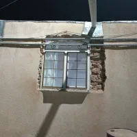 پنجره آهنی سالم بدون پوسیدگی