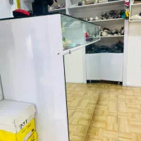 ویترین و میز مغازه کفش فروشی
