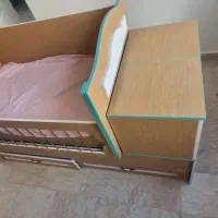 تخت خواب نوزاد دو منظوره و کتابخانه در حد نو|تخت و صندلی بچه|تهران, سوهانک|دیوار