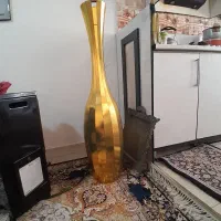 گلدان  کنار سالنی