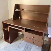میز تحریر و کامپیتور