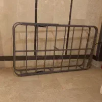تخت زیر تشک ..