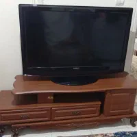 تلویزیون  ۴۲ اینچ اسنوا و‌ میز تلویزیون چوبی