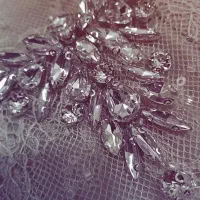 سنگ دوزی روی لباس ساخت گل